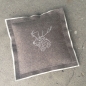 Kissen mit Federfllung 50x50+5 cm RS wei meliert VS natur meliert mit Applikation Hirsch